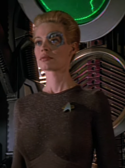 Hét Kilenced, a háttérben egy Borg alkóvval, a Voyager fedélzetén