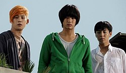 Balról jobbra: Pak Kiung (Park Ki-woong), Kim Szuhjon (Kim Soo-hyun) és I Hjonu (Lee Hyun-woo) a filmben