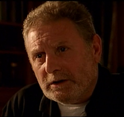 Ian Kirby szerepében a Kisvárosi gyilkosságok sorozat „Téves áldozat” c. epizódjában (1999)