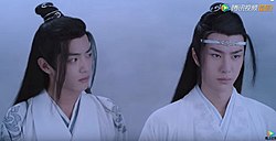 Hsziao Csan (Xiao Zhan) és Vang Ji-po (Wang Yibo) mint Vej Vu-hszien (Wei Wuxian) és Lan Csan (Lan Zhan)
