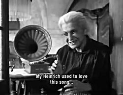Ida Kamińska amint a kép angol nyelvű feliratozása alapján ezt mondja: „Heinrichem szerette ezt a dalt...”