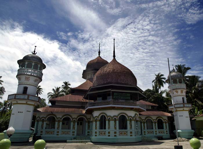 Berkas:Masjid Raya Syekh Burhanuddin di Padangpariaman, Sumbar. Foto Irwin Fedriansyah.jpg