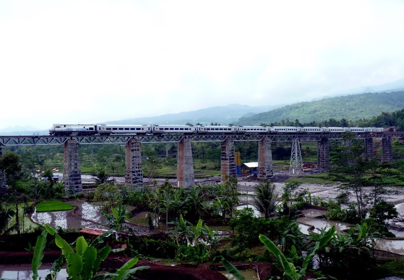 Berkas:Jembatan KA Sakalibels.jpg