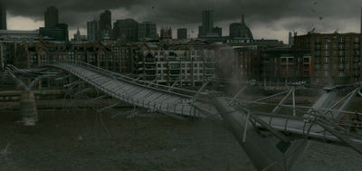 Berkas:MillenniumBridgeCollapse.jpg