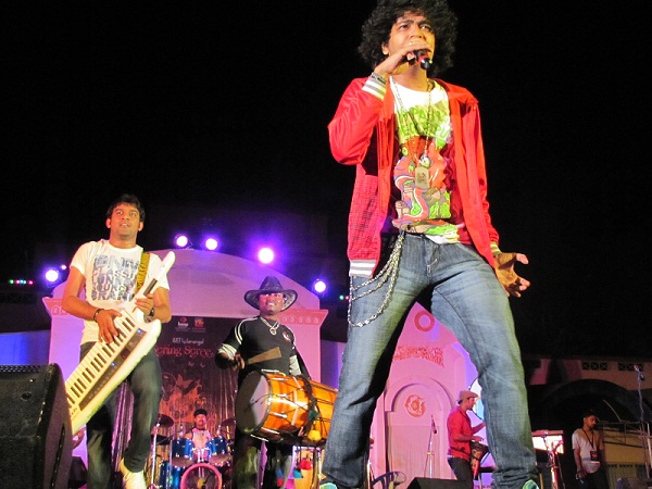 Berkas:Naresh iyer and stephen devassy springspree2011.JPG