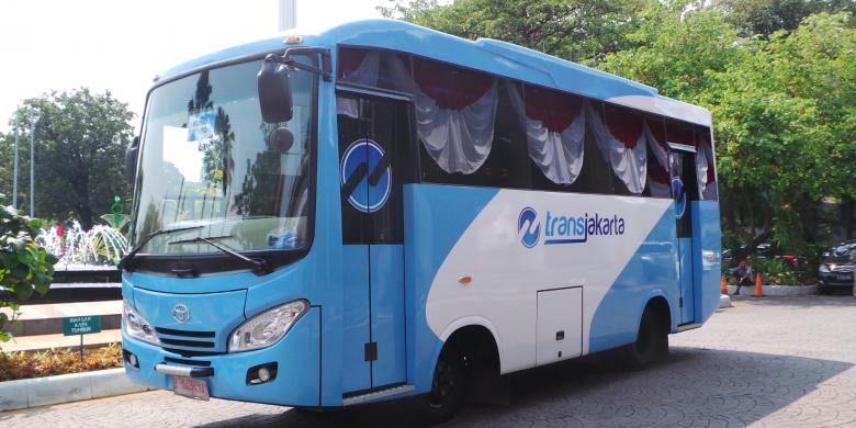 Berkas:Armada Bus Transjakarta Feeder Kopaja Toyota.jpg