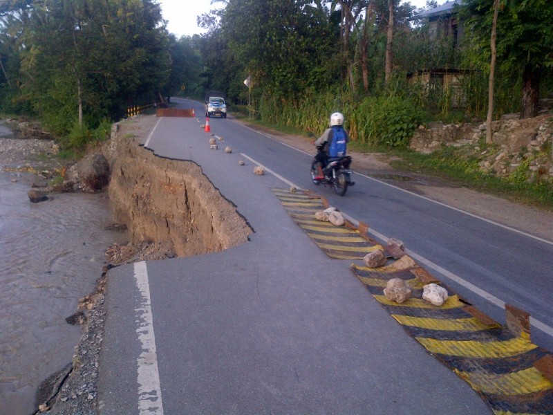 Berkas:Jalan Timor Raya KM86 Maret 2015.jpg