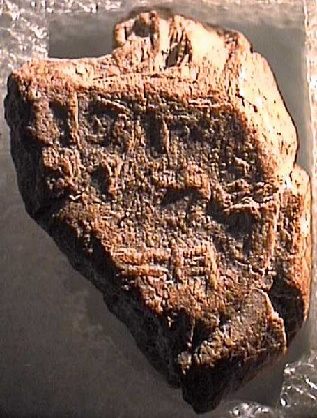 Berkas:Stamped bulla seal side.jpg