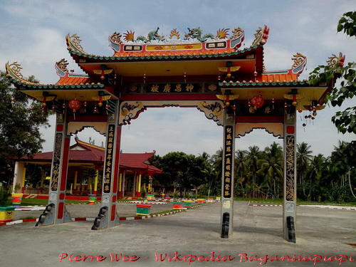 Berkas:AREAL-RITUAL-BAKAR-TONGKANG-BAGANSIAPIAPI.jpg