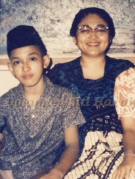 Berkas:Ibu Tien dan Sigit Harjojudanto 1964.jpg