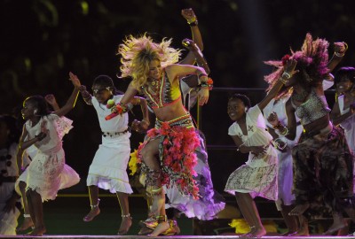 Berkas:Shakira at final world cup.jpg