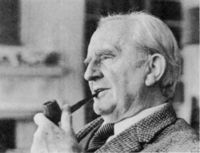 J.R.R. Tolkien pada 1972, dalam ruang kerjanya di Merton Street (dari J.R.R. Tolkien. A Biography oleh H. Carpenter)