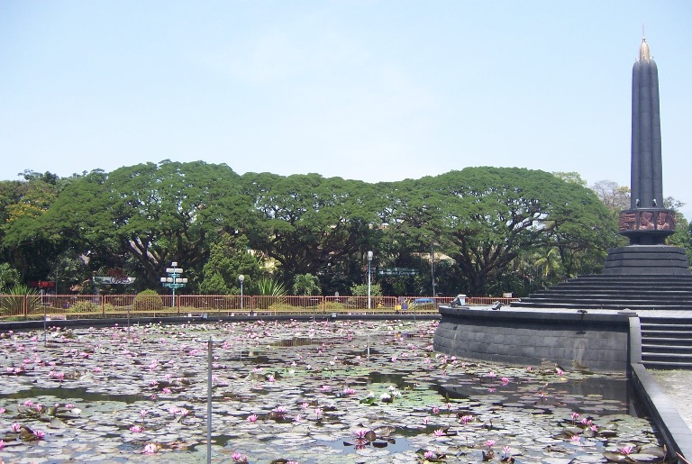 Berkas:Alun2tugu.JPG