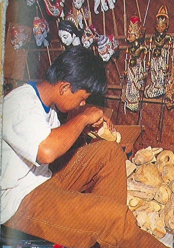 Berkas:Pengrajin wayang.jpg