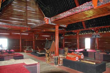 Berkas:Barang-barang bersejarah di museum batak 02.jpg