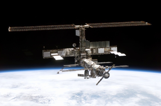 Berkas:ISS August 2005.jpg