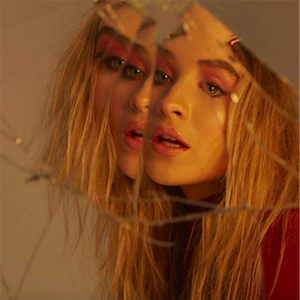 Berkas:Sabrina Carpenter - Thumbs.png