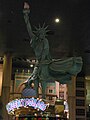 Patung Liberty berputar menirukan Marilyn Monroe di lantai utama kasino.