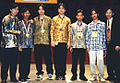 Yohanes Surya sebagai Tim Leader Tim Olimpiade Fisika Indonesia 1999