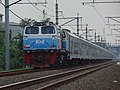 Kereta api Gumarang membawa Lokomotif Spesial HUT KAI Ke-76 Tahun melintas Tambun, Bekasi