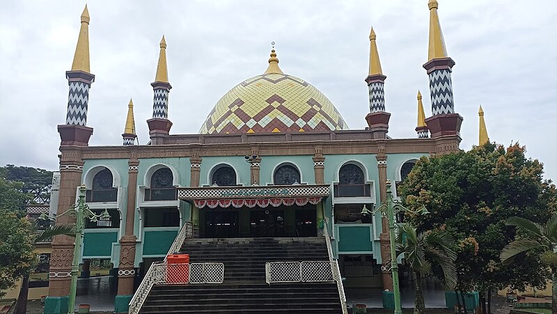 Berkas:Masjid Agung Sumber Cirebon.jpg