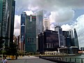 Gedung-gedung pencakar langit jasa keuangan internasional di sekeliling teluk