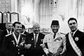 Soekarno saat berkunjung ke Uni Soviet. Tampak medali Penghargaan Perdamaian Lenin tersemat di sisi kanan jasnya.