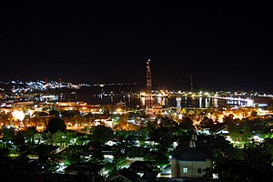 Teluk Lalong di Luwuk pada waktu malam hari