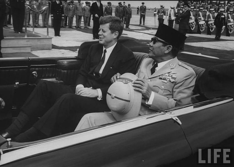 Berkas:Kennedy dan Sukarno 1961 (foto oleh Life, diarsipkan Styleforum.com).jpg