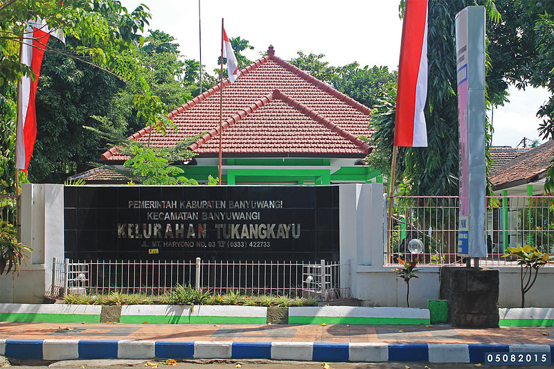 Berkas:Kantorlurahtukangkayubanyuwangi.JPG