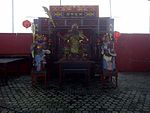 Guan Gong dengan dua pengawalnya ditampilkan dalam perayaan di Sanggar Agung