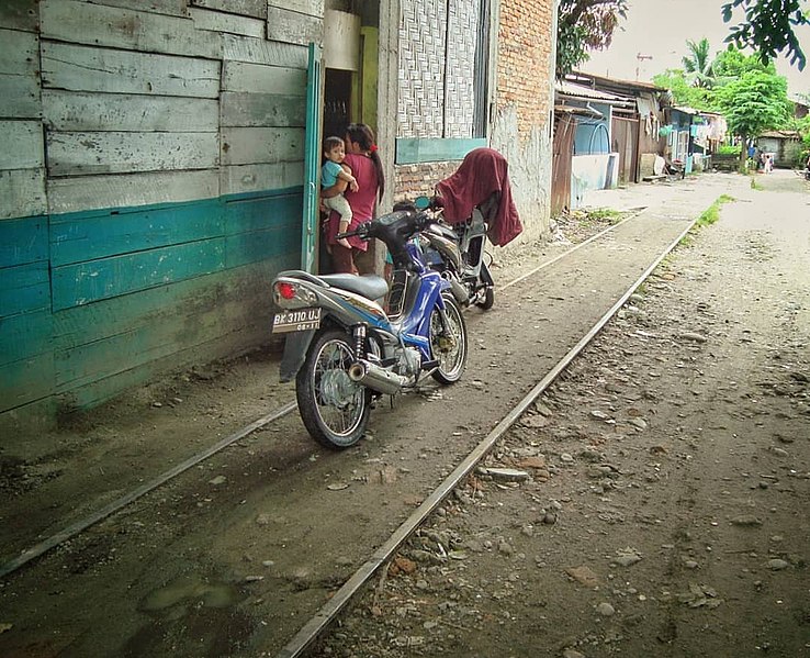 Berkas:Bekas rel di stasiun Kampung Baru.jpeg