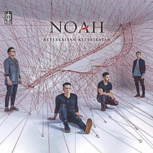 Keempat anggota Noah berpose di antara benang-benang merah yang terikat dengan logo Noah. Di atas logo, tertulis judul album dan nama grup ini.