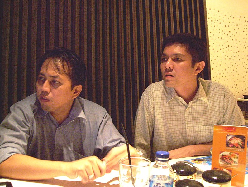 Berkas:Kafe Hongkong 111607 Naval Scene and Ivan.jpg