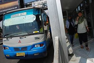 Bus Trans Metro Bandung di shelter kawasan Jalan Soekarno Hatta, Bandung.