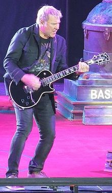 Lifeson di konser bersama Rush. Toronto, Ontario (16 Oktober 2012)