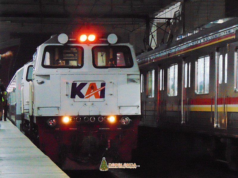 Berkas:Kereta Api Cikuray 7048B masuk Stasiun Bekasi.jpg