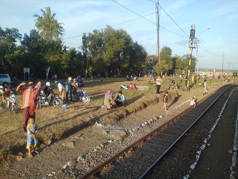 Berkas:Reynan-stasiun-karanganyar-lampu-sinyal-barat.jpg