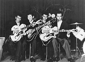 Foto promosi pertama hotel de de schuur, breda 1957. Dua gitar Egmond Miller (Putih) & Egmond Caledonia (Gelap). Ponthon (Pojok kiri), Loulou (samping Andy), Andy (Tengah), Reggy (Pojok Kanan).