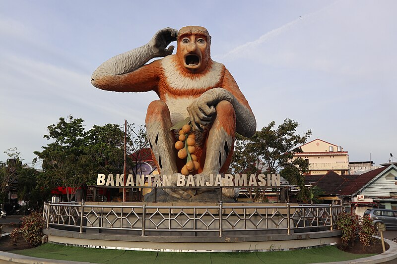 Berkas:Patung Bekantan Banjarmasin.JPG