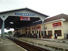 Stasiun Jatibarang tampak di sebelah kanan.
