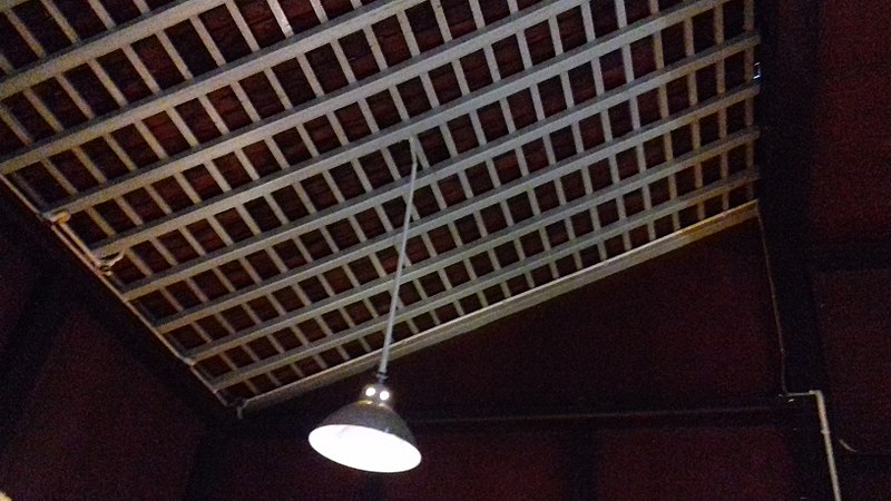 Berkas:Susunan rangka atap pada Ruang Anjung Kiwa rumah adat Banjar.jpg