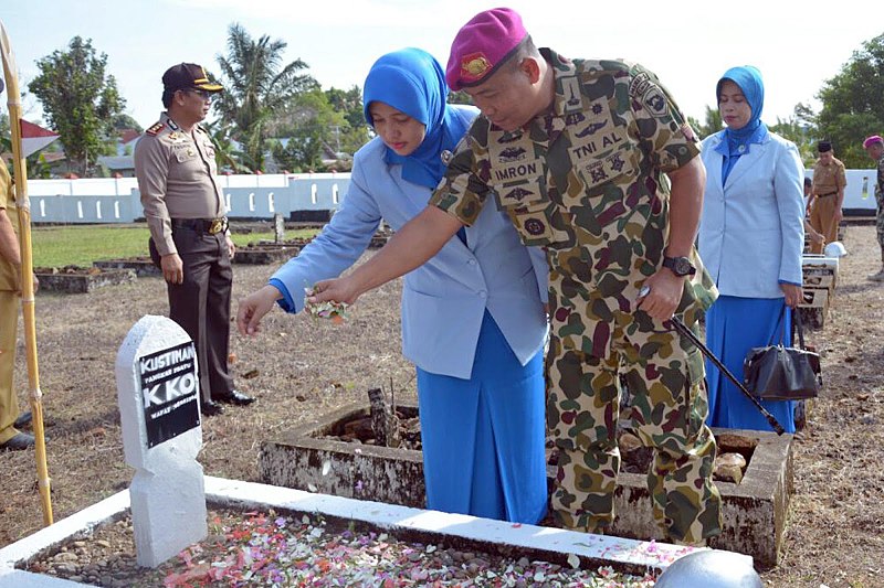 Berkas:Prajurit Marinir Ziarah ke TMP Palopo.jpg