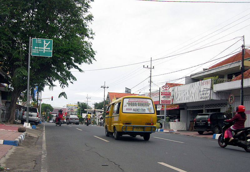 Berkas:Jalanadisuciptobwi2013.jpeg