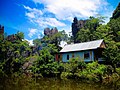 Sebuah rumah dekat lokasi wisata Istana Karst Ujung Bulu