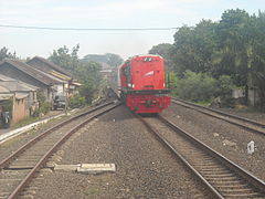 Kereta api Sriwijaya ditarik oleh CC201 di Stasiun Labuhan Ratu.