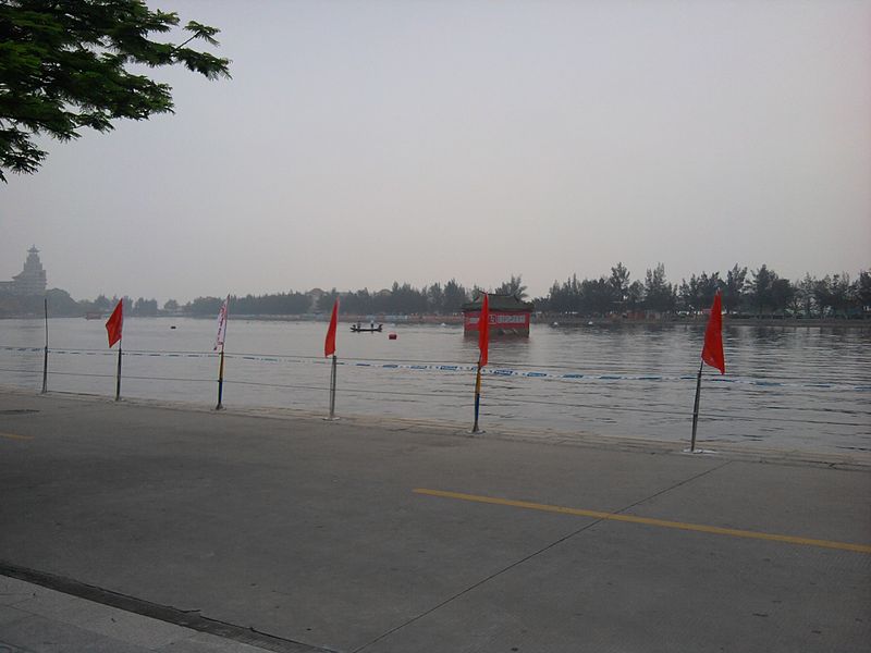 Berkas:Danau Longzhouchi.jpg