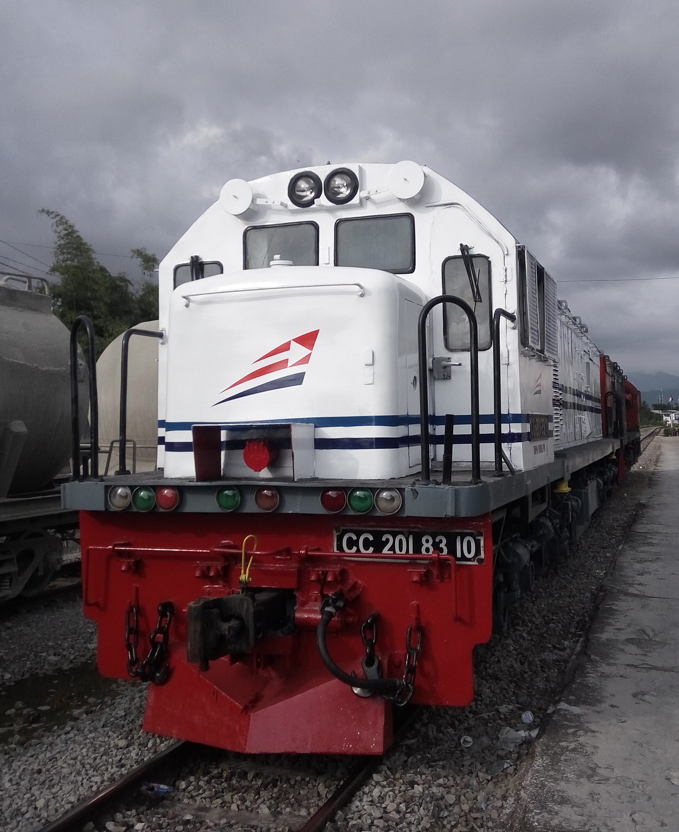 CC 201 48 (CC 201 83 10) sehabis dinas KA Klinker di Stasiun Bukit Putus, sesaat setelah diganti dengan livery baru ala Dipo Induk Padang