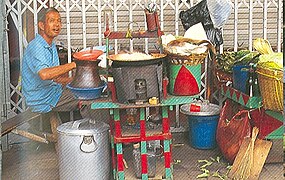 Pedagang makanan tradisional di Bogor