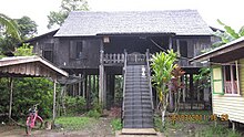 Rumah Betang Ba'anjung Desa Buntoi Kalteng.JPG